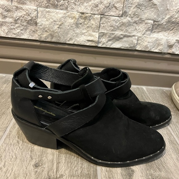 Urge booties Black suede with strap size 38/ 7.5 -8 - Picture 9 of 11